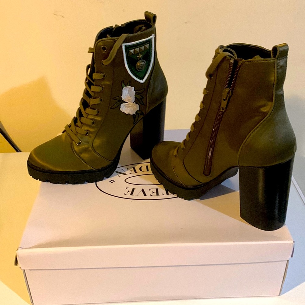 Brand new, never worn, Steve Madden platform boots